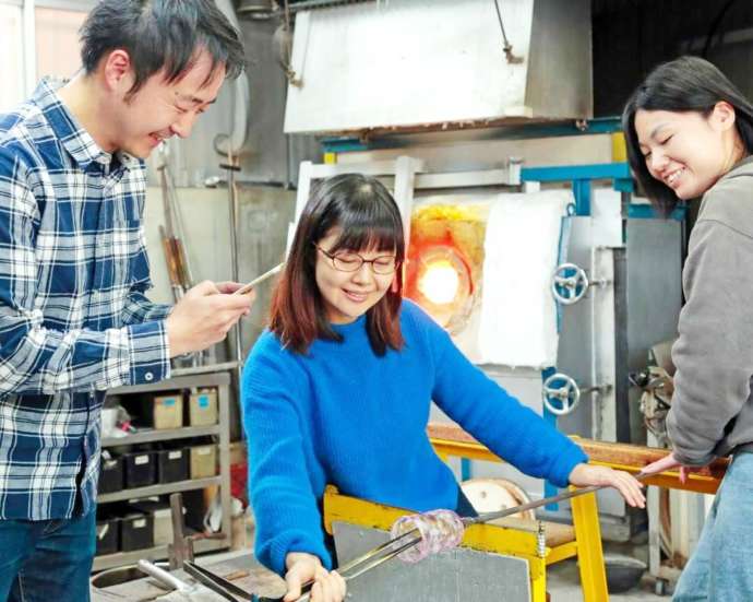 玉田ガラス工房の体験の様子