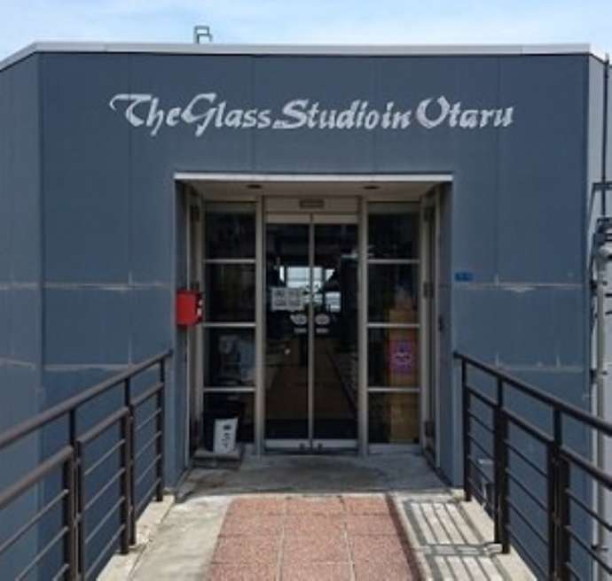 「ザ・グラス・スタジオ イン オタル」の正面エントランス外観
