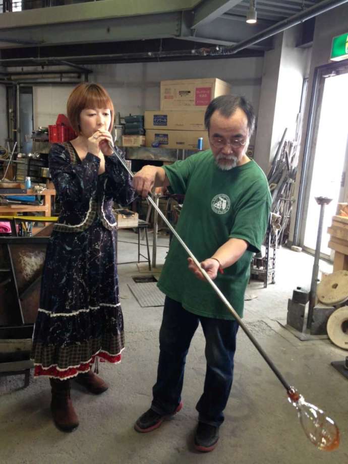 「ザ・グラス・スタジオ イン オタル」での吹きガラスの制作体験の様子（その1）