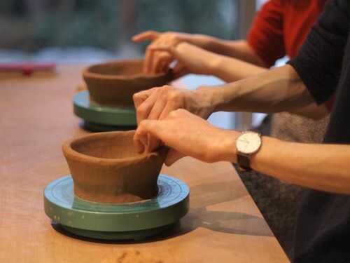 体験陶芸ごえんずの手びねりの様子