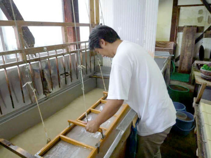「農事組合法人 五箇山和紙」の和紙漉きの様子