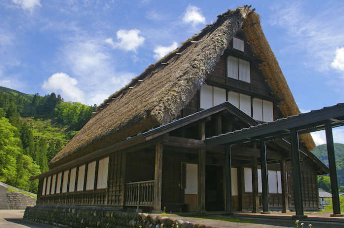 五箇山和紙の里にある和紙体験館の外観