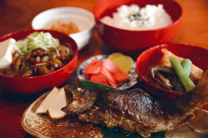 五箇山の味 ふるさとで味わえる岩魚から揚げ定食