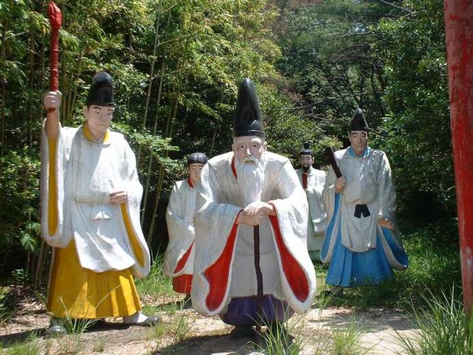 大安寺の境内に置かれたユニークなコンクリート像