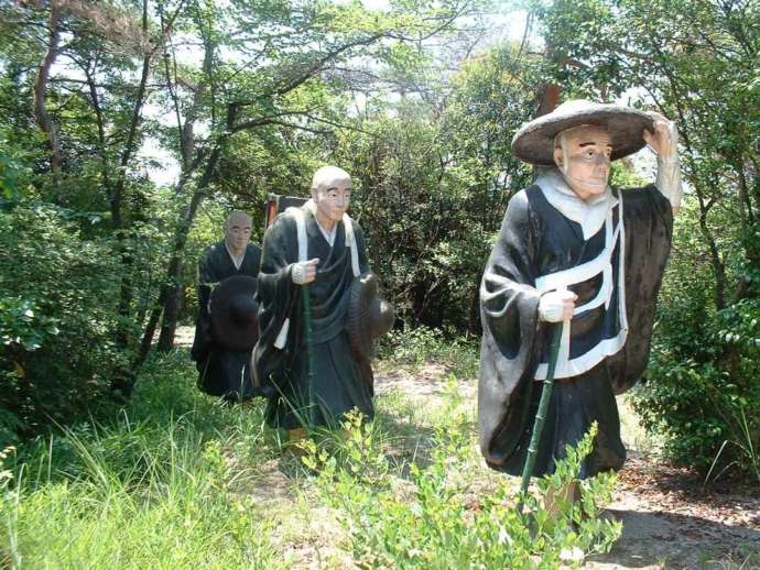 箱根権現へ向かうお坊さんのコンクリート像