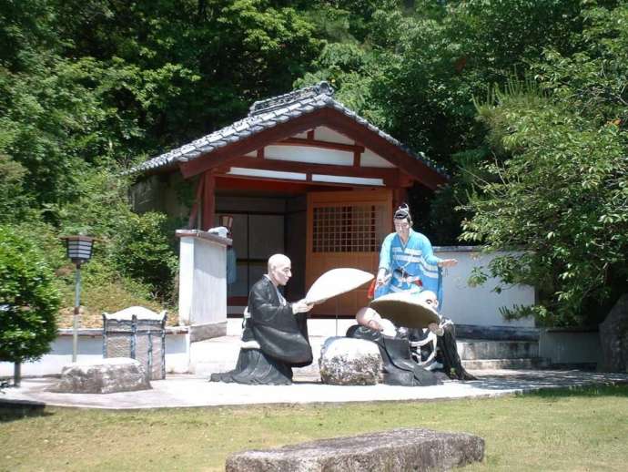 日野左衛門門前石枕の場面のコンクリート像