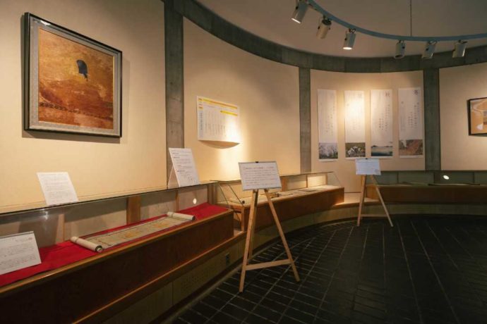後鳥羽院資料館に展示されている後鳥羽院似絵(複製)と後鳥羽院御手印御置文(複製)