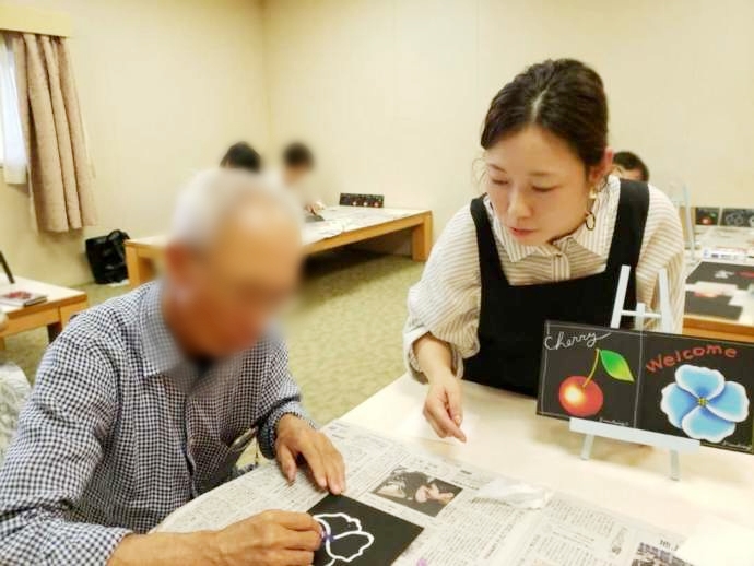 greendaisyで丁寧に指導する女性と取り組む男性
