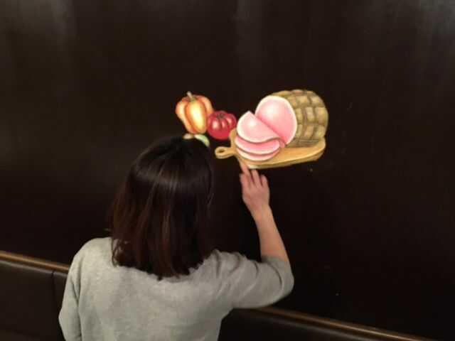 チョークアートを描く女性