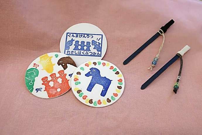 「群馬県立歴史博物館」で開催されたワークショップで制作された「はにわスタンプコースター」と「刀剣しおり」