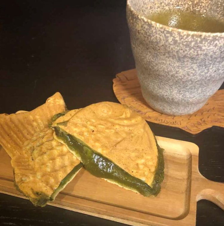 東京都台東区にある浅草たい焼き工房 求楽でテイクアウトできるたい焼きの濃厚抹茶味