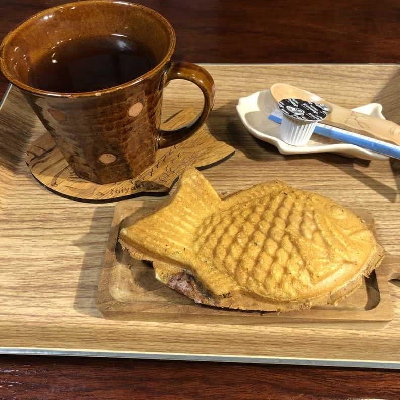 東京都台東区にある浅草たい焼き工房 求楽のたい焼きをカフェ風に楽しんでいる様子