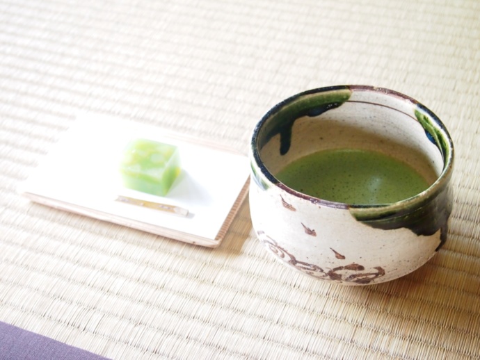 「道の駅 玉露の里」に併設された「茶室 瓢月亭(ひょうげつてい)」で提供される抹茶と茶菓