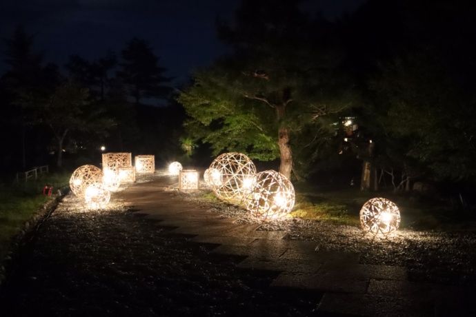 「道の駅 玉露の里」に併設された日本庭園(秋・夜)