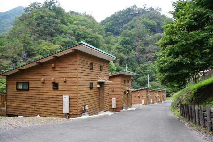 はこだたみキャンプ場のバンガローB棟の外観