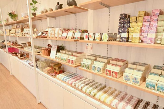 「こまもの屋 箱根」に並ぶお土産の様子
