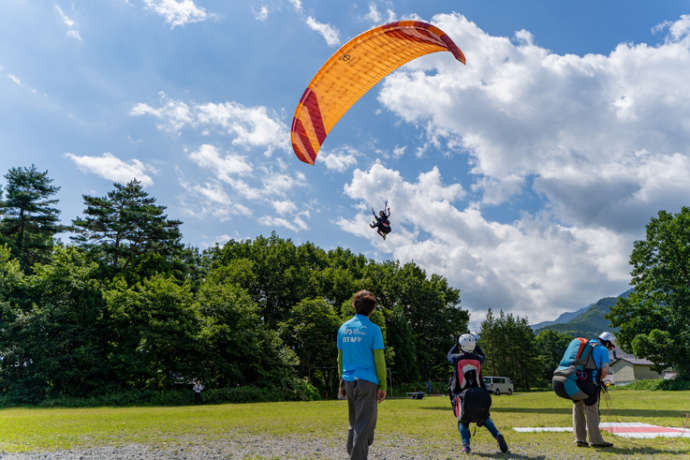 「スカイブルー八方尾根パラグライダースクール」でのタンデム飛行でランディング間近の様子