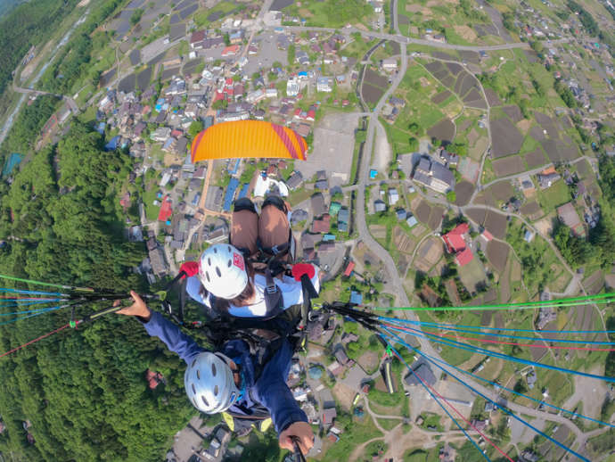 「スカイブルー八方尾根パラグライダースクール」でのタンデム飛行の様子