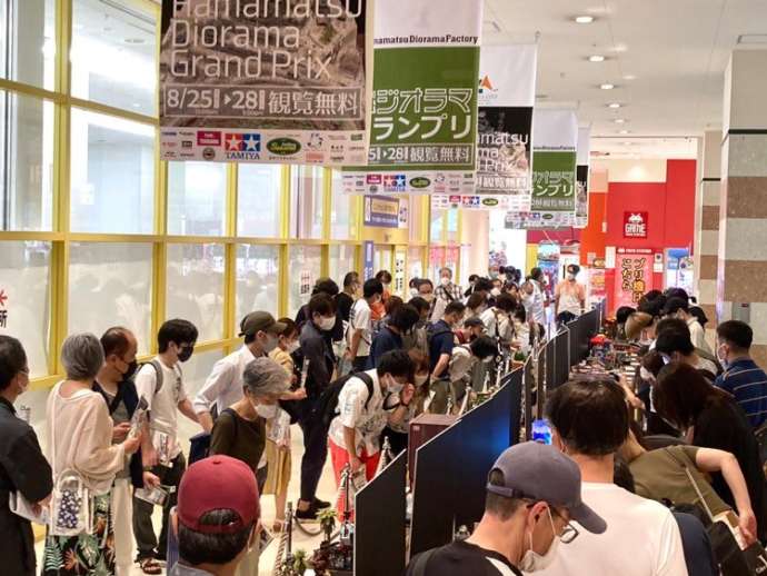観覧者でにぎわう浜松ジオラマグランプリの様子