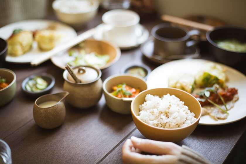ナチュラルカフェ＋ショップ hanahacoのテラスでランチしている様子