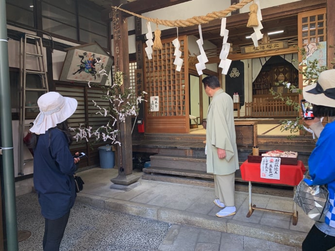 ハッピープラスのツアーを楽しむ旅行客