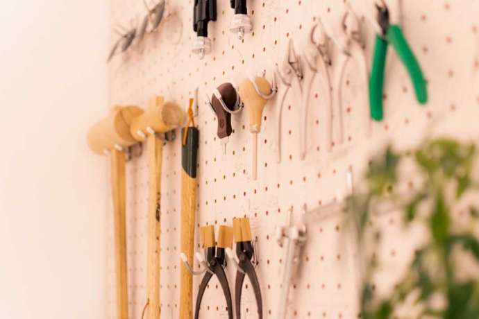 ハッピーリボンで指輪作りに使用する木槌やペンチなどの工具