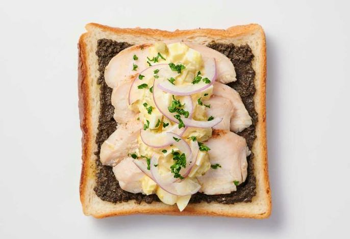 原宿駅にあるHappyCamperSANDWICHESの塩麹チキンのタルタルサンド