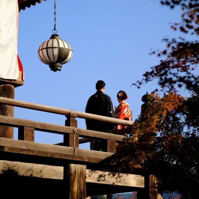長谷寺で仏前式を挙げるカップル