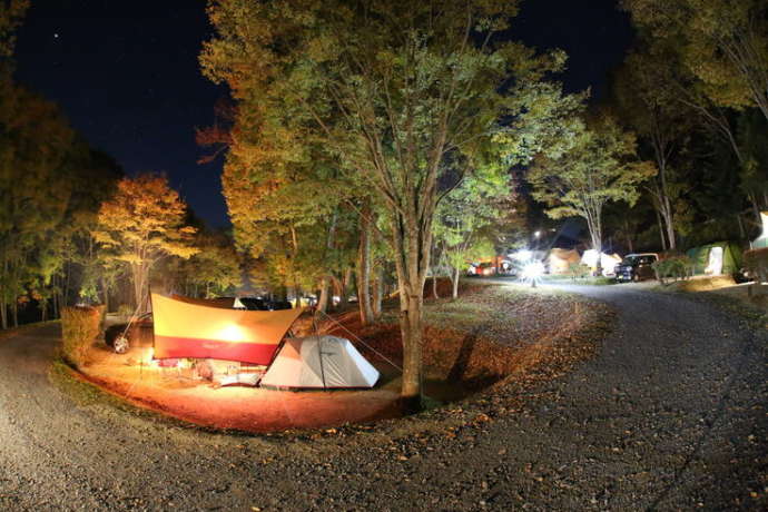 羽鳥湖畔オートキャンプ場の夜間の風景