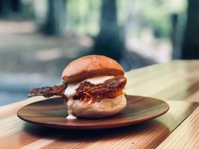 八東ふる里の森の森カフェでいただけるヤマメバーガー