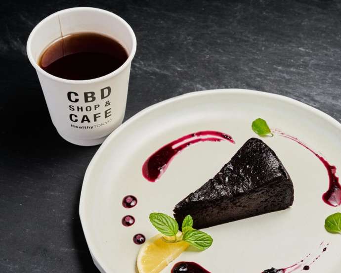 「HealthyTOKYO CBD Shop&Cafe Harajuku」のガトーショコラとドリンクのセット