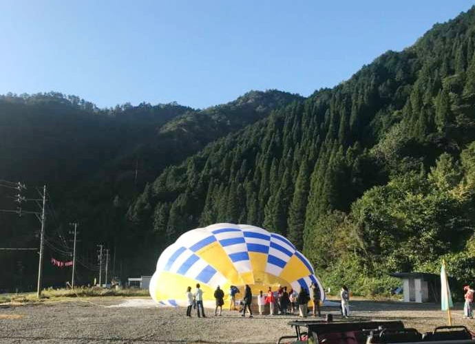 HEAT BALLOON物語の気球を膨らませる様子とバギー