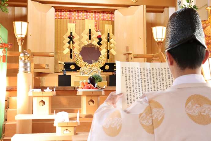 「蛇窪神社」の社殿で祝詞を奏上されるご神職