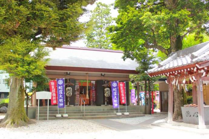 「蛇窪神社」社殿の正面外観の様子