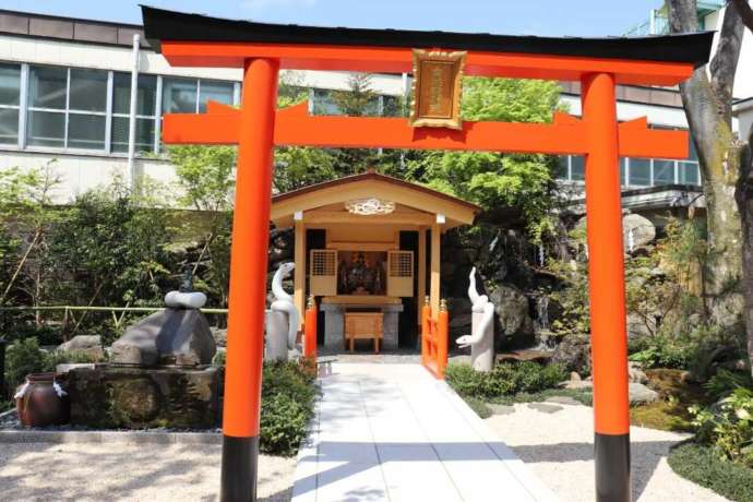 「蛇窪神社」の境内社「白蛇辨財天社」の様子