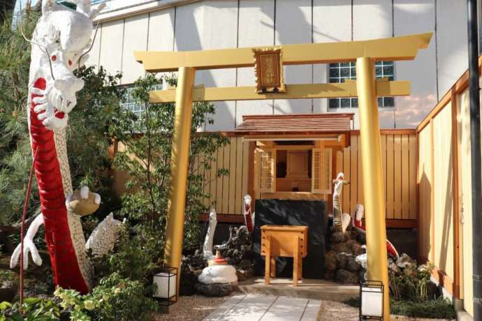 「蛇窪神社」の境内社「蛇窪龍神社」の祠