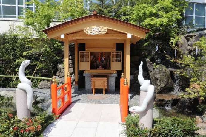 「蛇窪神社」の境内社「白蛇辨財天社」の祠