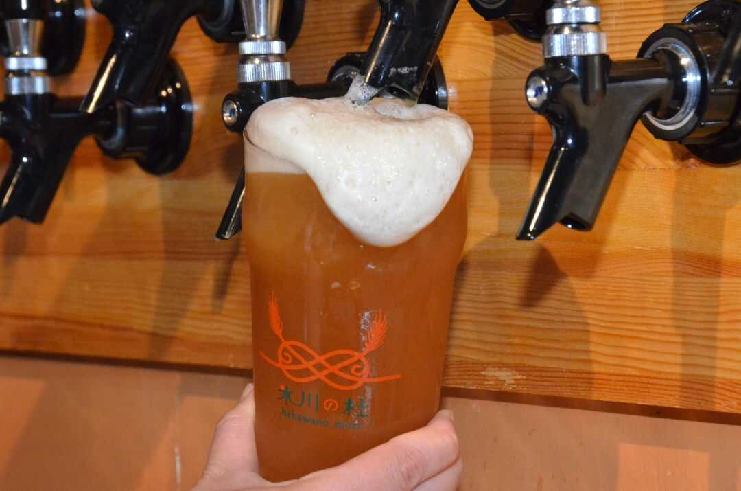 氷川ブリュワリーのタップから注がれるフレッシュなクラフトビール