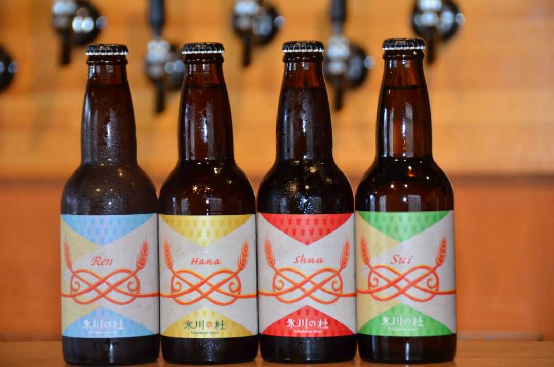 氷川ブリュワリーで提供しているクラフトビール氷川の杜4本