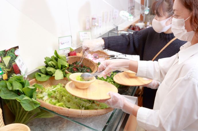 旬菜食健ひな野のビュッフェの様子