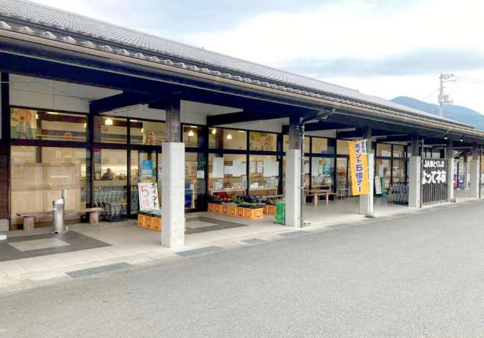 JA東とくしまが運営する「よってネ市」の外観