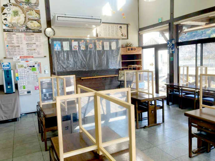 手打ちうどんが食べられる「みやこ家」の店内風景