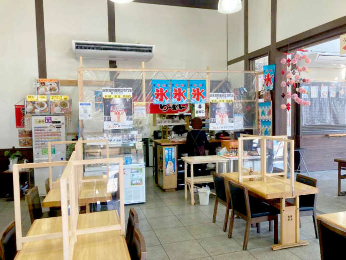 喫茶「オレンジ」の店内風景