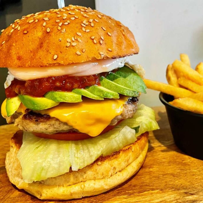 アーケード カフェ&バー ハイスコアのアボカドエッグチーズバーガー