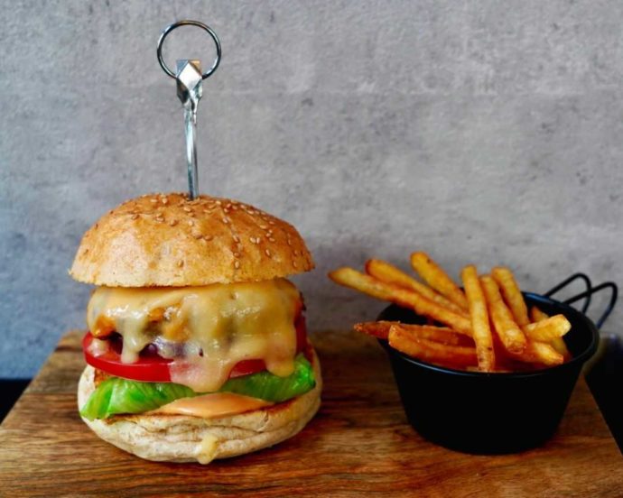 アーケード カフェ&バー ハイスコアのクアトロチーズバーガー