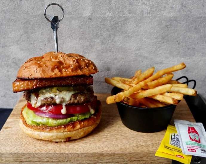 アーケード カフェ&バー ハイスコアのパインブルーチーズバーガー