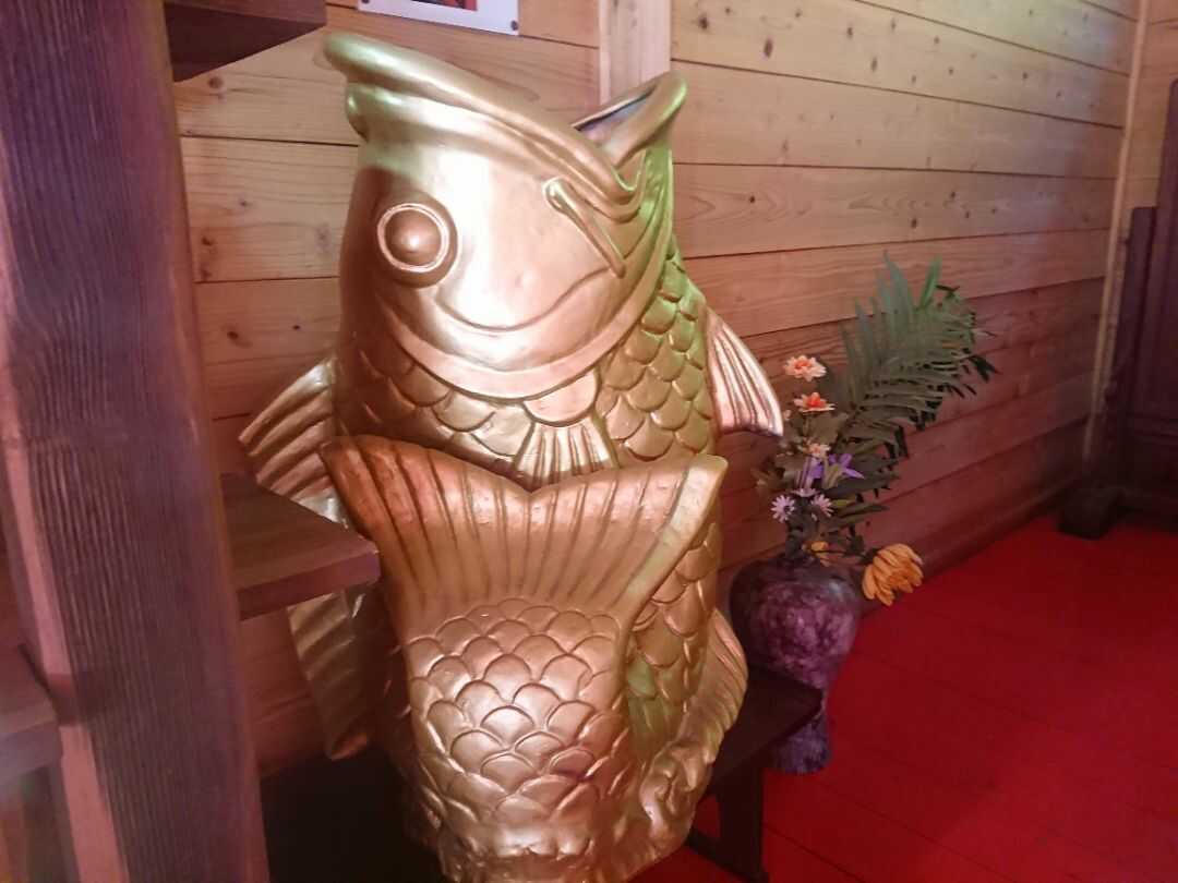 宝来宝来神社の恋の叶う鯉