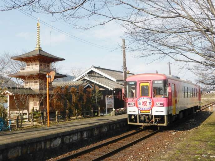 「北条鉄道」法華口駅のミニ三重塔と単行気動車