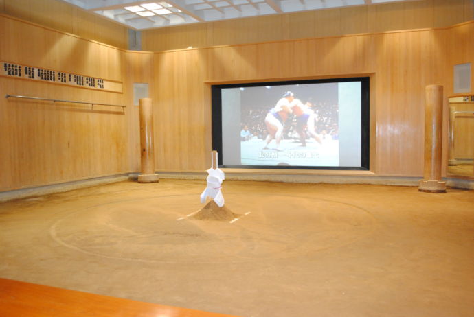横綱千代の山・千代の富士記念館の土俵再現スペース