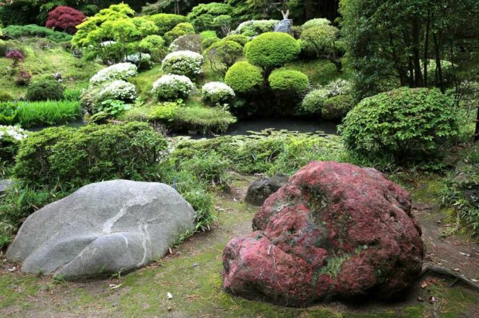 鶴舞園の伊予の青石と佐渡の赤玉石の写真